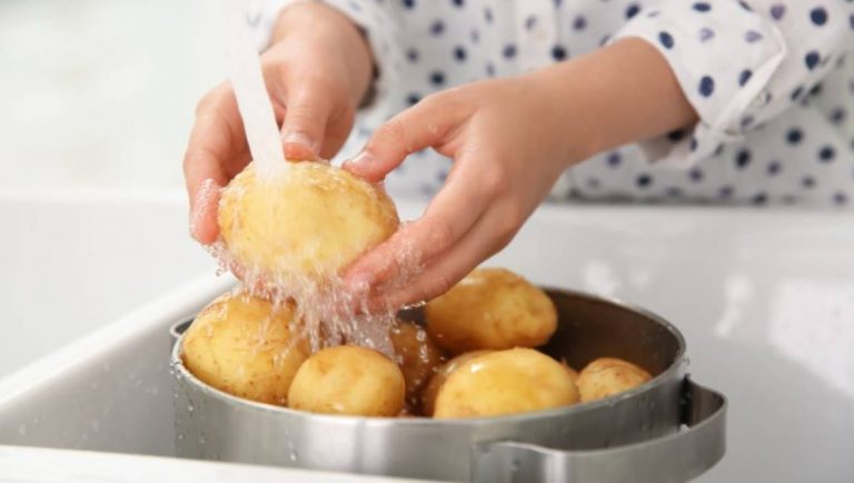 Лучшие способы быстрой чистки молодого картофеля