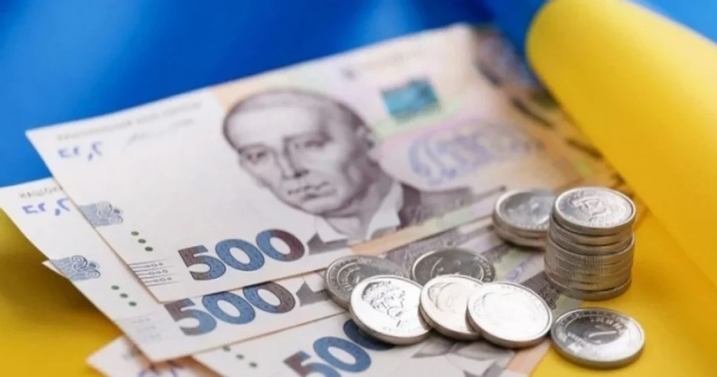 Украинцы могут оформить базовую соцпомощь через «Дію»: выплаты от 4500 грн назначают на семью и начисляют после согласования заявки.