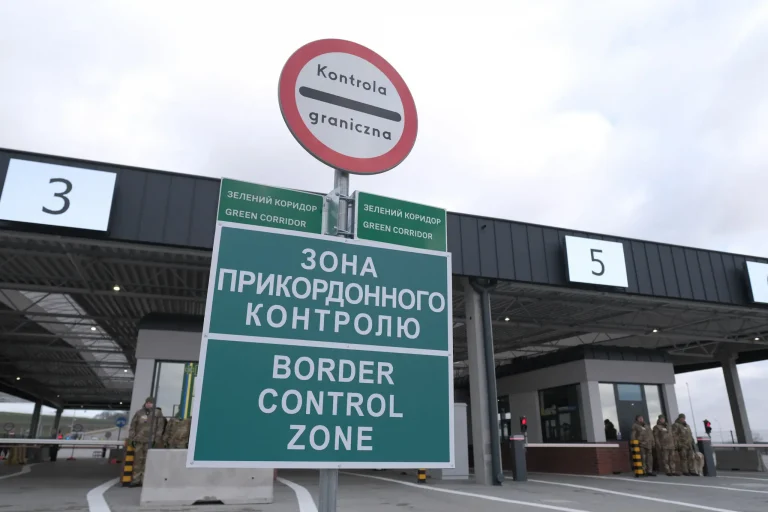 Кто из украинских мужчин с бронью может выезжать за границу