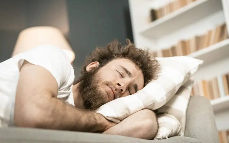 Дневной сон улучшает здоровье, снижает стресс и продлевает жизнь. Узнайте, как спать днём с пользой для организма.