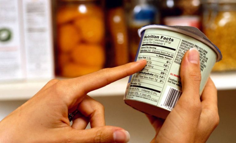 Узнайте, как правильно читать этикетки на продуктах питания и на что обращать внимание при выборе продуктов для здорового питания.