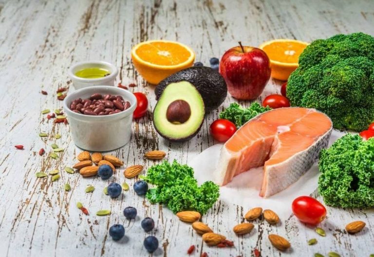 Узнайте, какие продукты лучше всего поддерживают здоровье щитовидной железы и как питание влияет на её работу.
