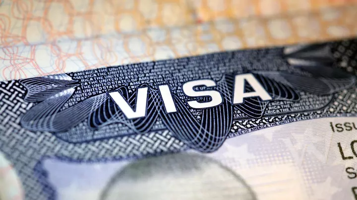 США вводят новый визовый сбор в $250: что нужно знать иммигрантам и туристам
