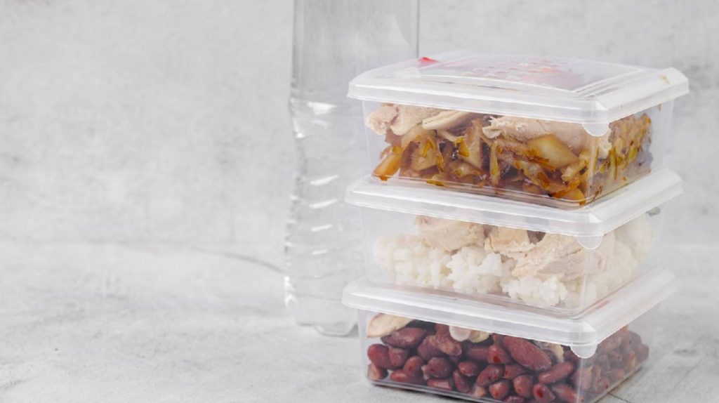Узнайте, как дольше хранить продукты дома. Полезные лайфхаки, советы по сохранению свежести овощей, фруктов, мяса и молочных продуктов.