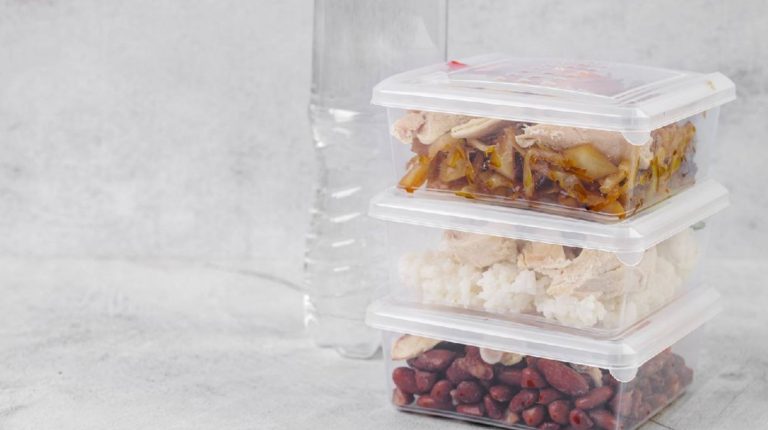 Узнайте, как дольше хранить продукты дома. Полезные лайфхаки, советы по сохранению свежести овощей, фруктов, мяса и молочных продуктов.