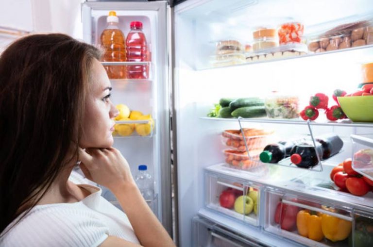 Узнайте, какие продукты задерживают воду в организме и провоцируют отеки. Что ограничить в рационе и как облегчить водный баланс — в статье.