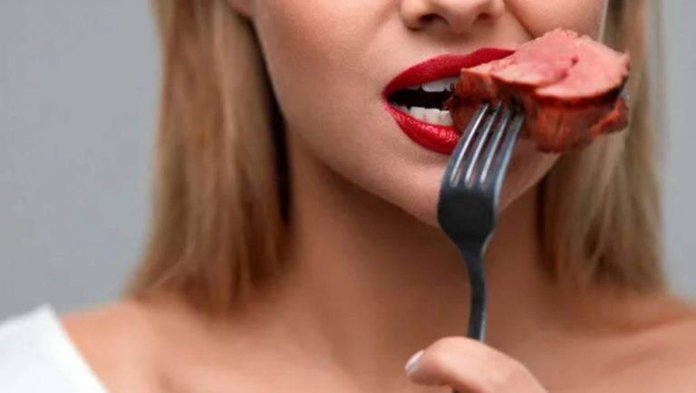 Мясо не гниёт в желудке, а переваривается по сложному механизму. Узнайте, как организм справляется с белком и что говорят врачи.