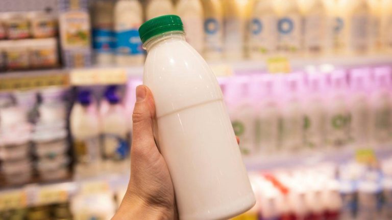 В жару легко отравиться — особенно, если употреблять определённые продукты. Узнайте, что опасно есть летом и как сохранить здоровье.
