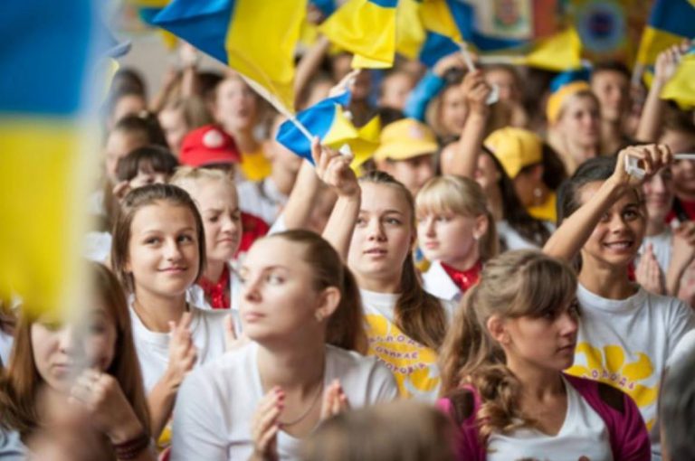 12 августа отмечается Международный день молодежи и День молодежи в Украине — праздник, объедфиняющий молодежь всего мира для развития и вдохновения.