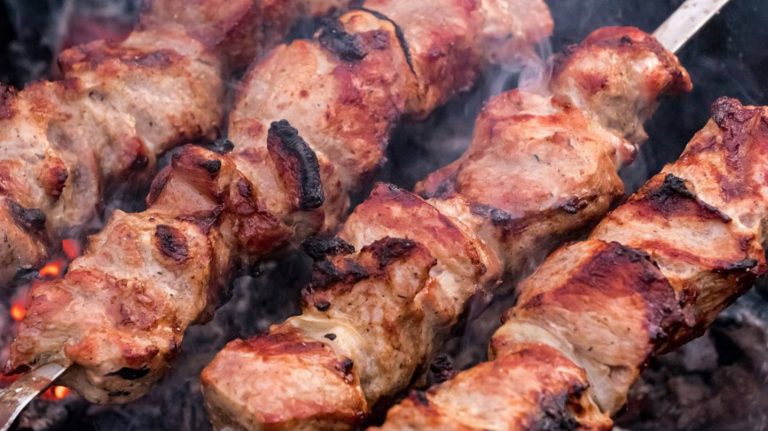 Как выбрать мясо для шашлыка в магазине: советы по свежести, видам, маринованию и хранению, чтобы блюдо получилось сочным и вкусным.