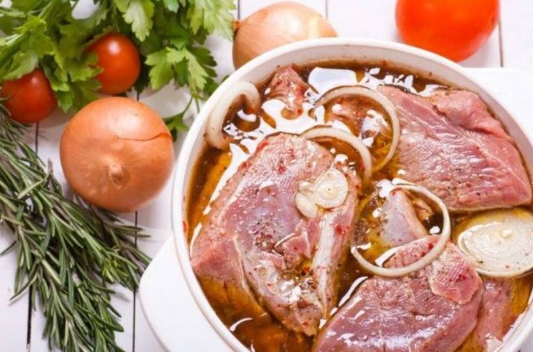 Узнайте, как мариновать шашлык правильно. Подборка вкусных и оригинальных маринадов для шашлыка, которые стоит попробовать дома или на природе.
