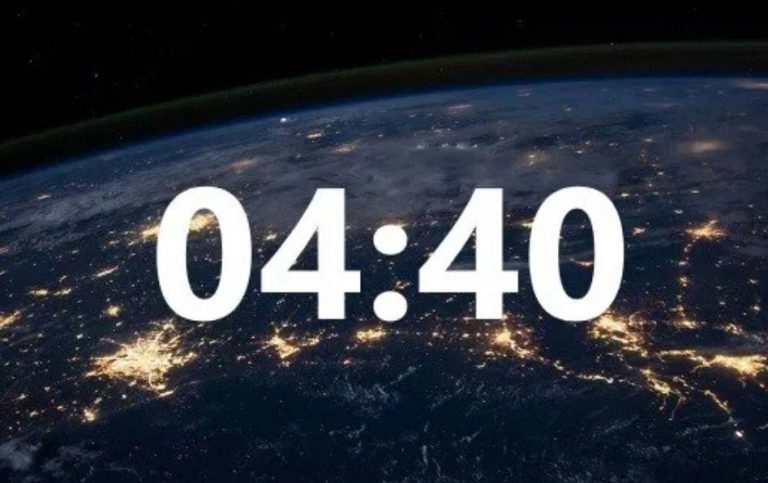 Что значит время 04:40 на часах? Узнайте толкование зеркальных чисел, их значение в нумерологии, ангельской символике и влиянии на судьбу.