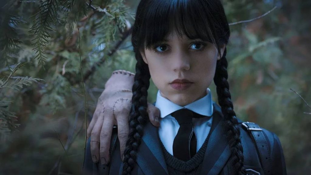 Netflix показал первые кадры Леди Гаги во втором сезоне «Уэнсдей». Певица сыграет директорку академии «Невермор» Розалин Ротвуд.