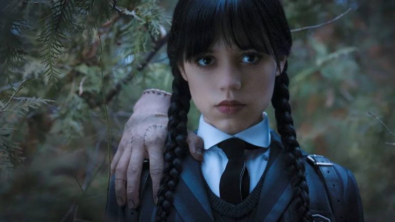Netflix показал первые кадры Леди Гаги во втором сезоне «Уэнсдей». Певица сыграет директорку академии «Невермор» Розалин Ротвуд.