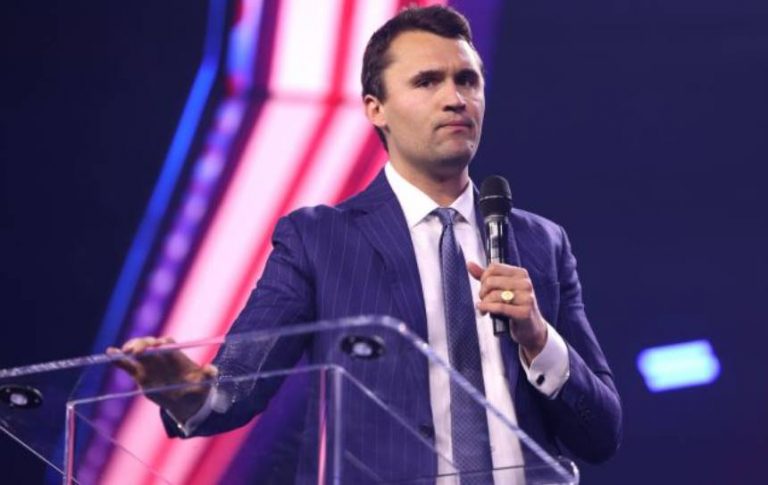 Прокуратура Юты назвала мотив убийства Чарли Кирка: подозреваемый Робинсон мстил за критику ЛГБТ. Доказательства включают переписку и ДНК на оружии.