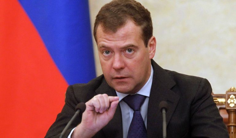 Медведев пригрозил войной НАТО в случае сбития российских дронов над Украиной. Ермак ответил, что решение — прекратить их запуск.