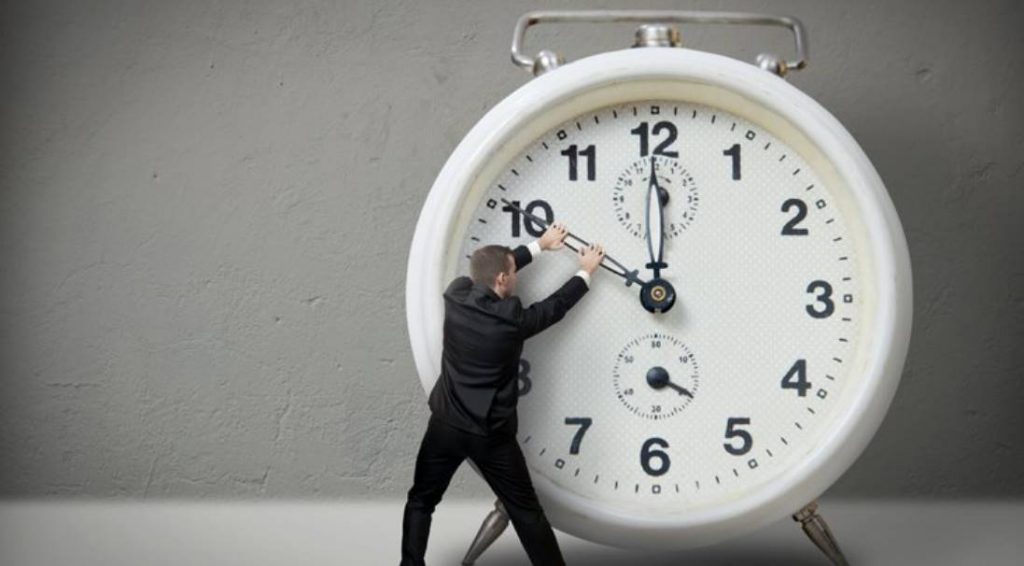 Украина перейдёт на зимнее время 26 октября 2025 года в 4:00 утра. Стрелки нужно перевести на час назад — на 3:00. Постановление действует с 1996 года.