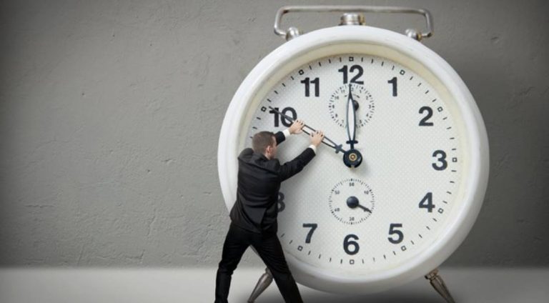 Украина перейдёт на зимнее время 26 октября 2025 года в 4:00 утра. Стрелки нужно перевести на час назад — на 3:00. Постановление действует с 1996 года.