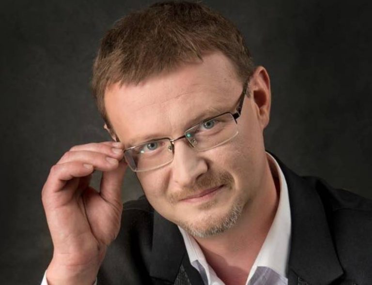Скончался основатель и вокалист «Піккардійської терції» Богдан Богач. Артист ушёл из жизни в 50 лет, коллеги сообщили о его смерти в Facebook.