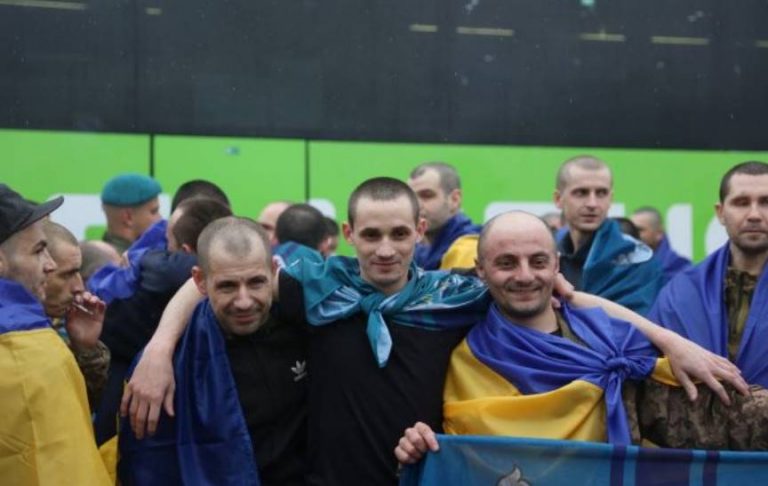 Украина и Россия провели новый обмен: домой вернулись 185 защитников и 20 гражданских. Среди них оборонцы Мариуполя, «Азовстали» и ЧАЭС.