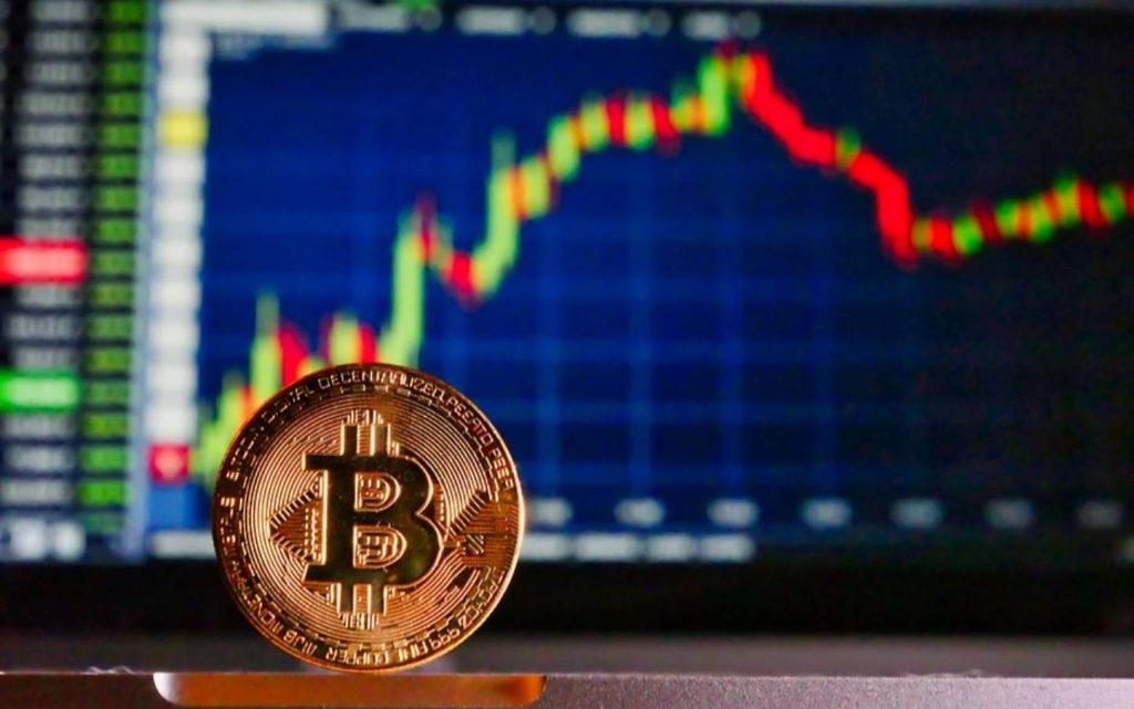 После угрозы Трампа ввести 100%-ные тарифы на Китай крипторынок пережил крупнейший обвал с ликвидациями на $18 млрд и падением биткойна до $103 000.