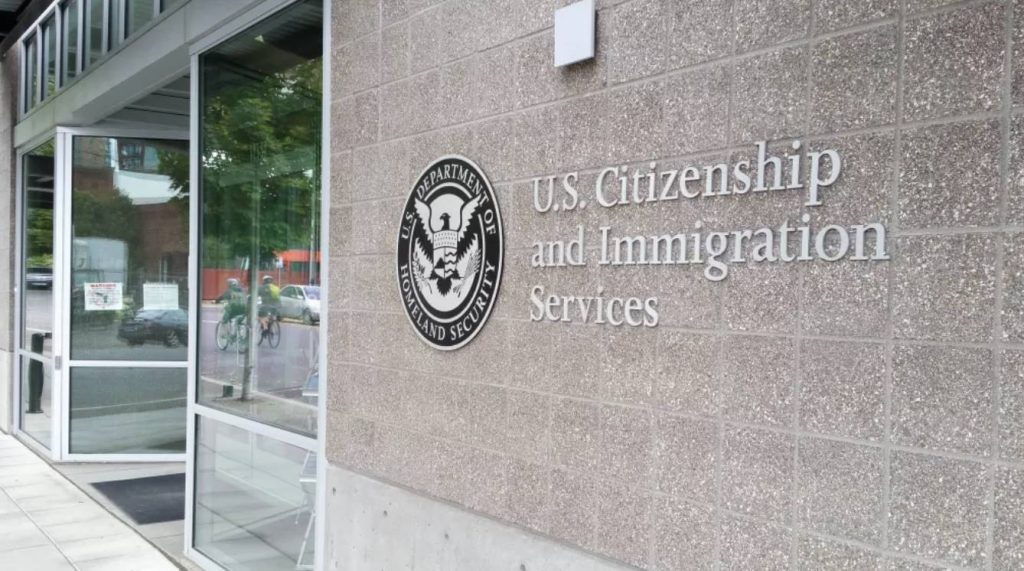 USCIS вводит с 16 октября 2025 года сбор в 1000 долларов за гуманитарный parole. Украинцы по программе U4U могут попасть под новые правила.