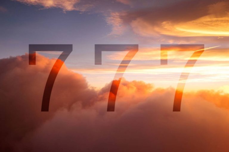 Число 777 — это не случайность. Узнайте, что означают эти повторяющиеся цифры и как они связаны с ангельским посланием и духовным ростом.