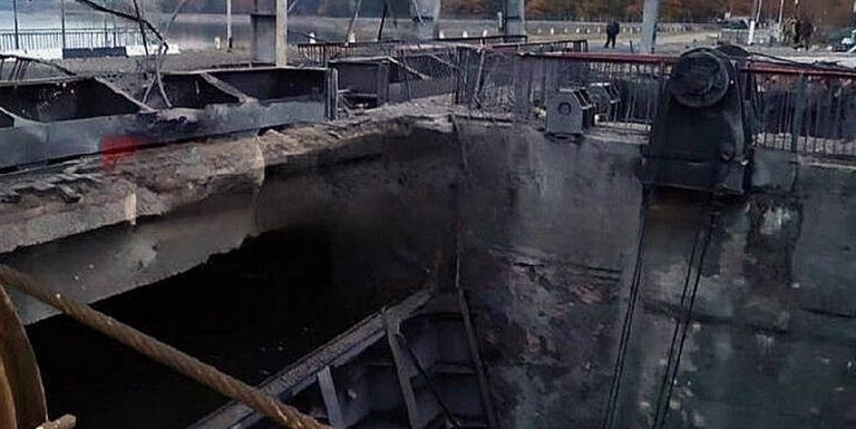 Дроны нанесли удары по Белгородской дамбе, вызвав разрушения и подтопление позиций российских войск. Под угрозой четыре бригады на Вовчанском направлении.