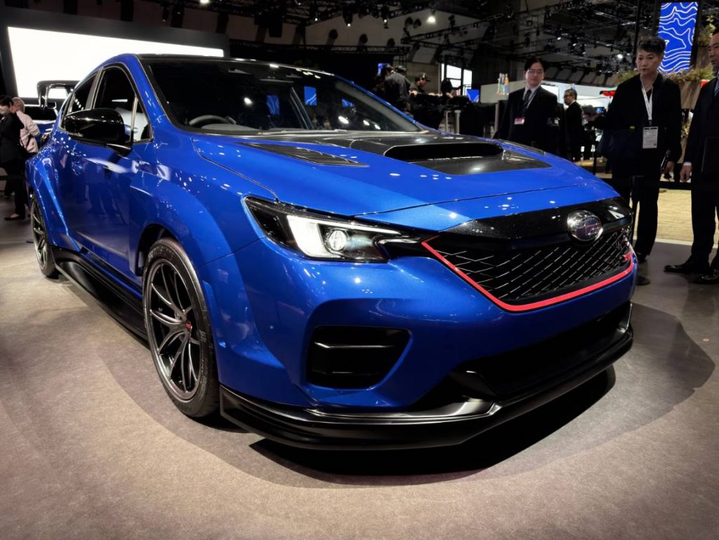 Subaru представила концепт Performance-B STI на Japan Mobility Show 2025 — возможный предвестник новой серийной модели с оппозитным мотором и полным приводом.