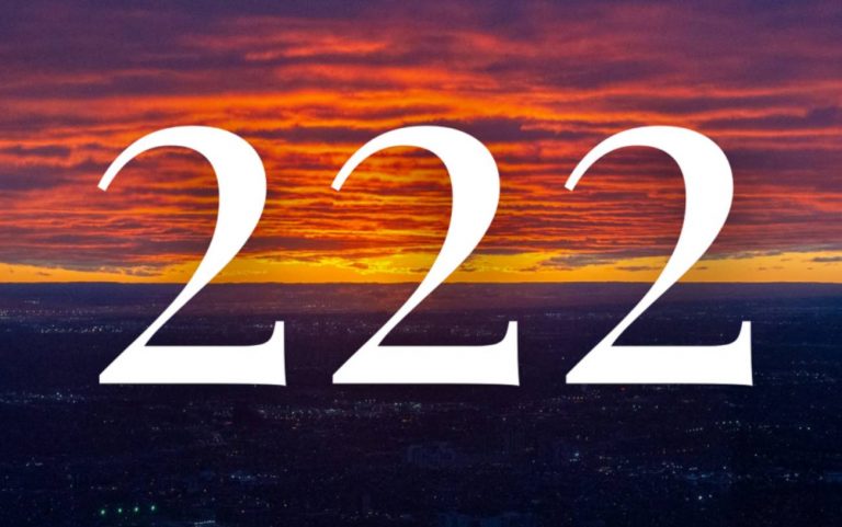 Число 222 — послание ангелов о равновесии, вере и новых возможностях. Узнайте, что означает 222 в нумерологии и как использовать его силу.