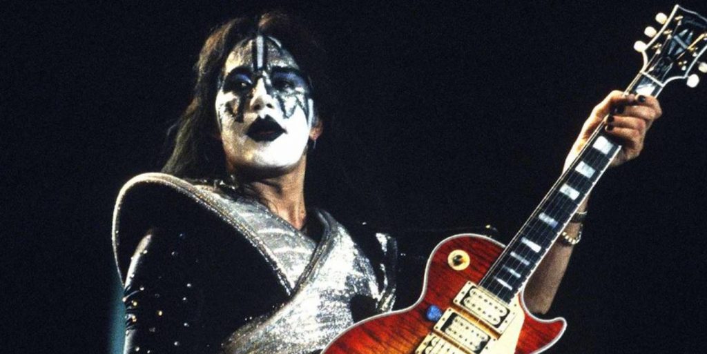 Скончался основатель и гитарист Kiss Дэниел «Эйс» Фрэйли. Музыкант умер в 74 года после травмы головы и госпитализации. Семья подтвердила смерть.