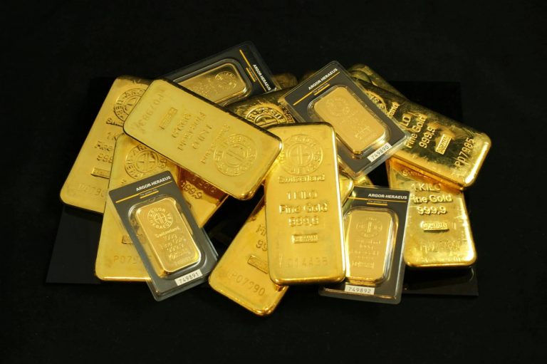 Банк России впервые начал реальную продажу физического золота из резервов, снижая объемы ФНБ и обеспечивая финансирование бюджета страны.