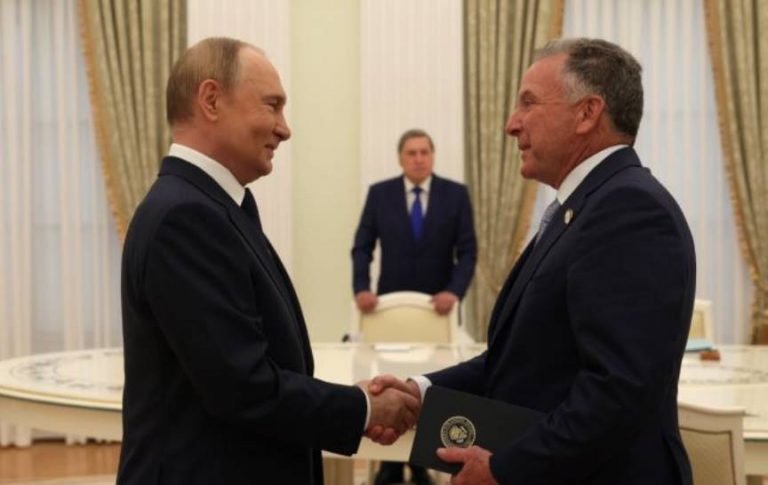 Стив Уиткофф советовал Ушакову, как представить Трампу российские предложения по миру в Украине; план мог быть подготовлен Россией.