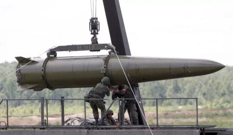 Гиперзвуковая ракета "Циркон" поразила дорогу на окраине Сум, пострадавших нет, движение временно ограничено, работают спасательные службы.