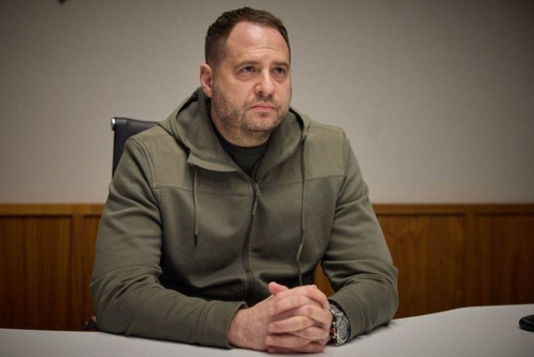 Ермак после обысков НАБУ объявил, что уходит на фронт. Экс-глава ОП заявляет о давлении, а Зеленский формирует обновлённую переговорную группу.