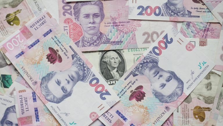 Украинцы в трудных условиях могут получить зимние 6 500 грн от государства до 17 декабря 2025 года. Средства идут на одежду, обувь и лекарства.