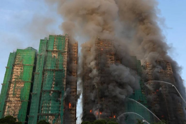 Масштабная пожар в жилых многоэтажках Гонконга 26 ноября: 12 погибших, 16 пострадавших, здания частично на реконструкции с бамбуковыми лесами.