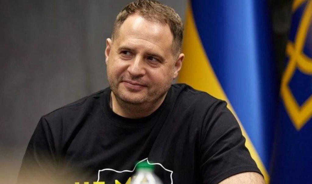 Зеленский уволил Андрея Ермака с поста главы ОП после обысков НАБУ и САП. Расследование может быть связано с делом «Мидас» о коррупции в энергетике.