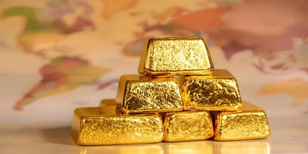 Россия массово продаёт золотые резервы для поддержки рубля и бюджета, что снижает стратегические запасы и повышает финансовые риски государства.