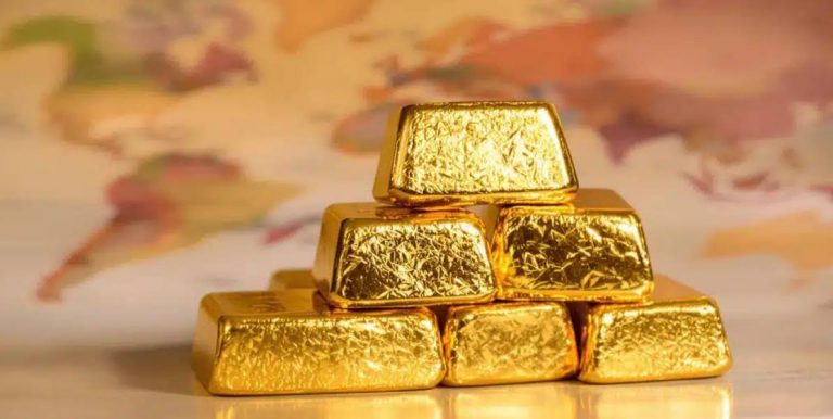 Россия массово продаёт золотые резервы для поддержки рубля и бюджета, что снижает стратегические запасы и повышает финансовые риски государства.