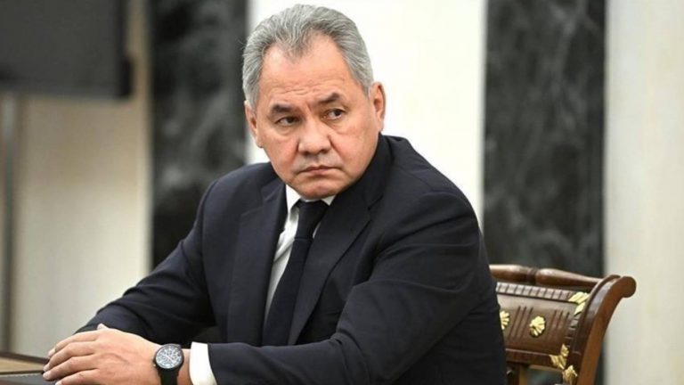 В России сообщили о предотвращении покушения на Сергея Шойгу на кладбище с участием группы исполнителей, включая россиян и иностранца.