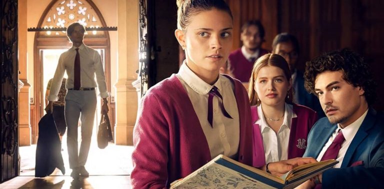 Prime Video выпустил второй сезон сериала «Макстон Холл», основанного на романах Моны Кастен. Новые эпизоды продолжают историю Руби и Джеймса.