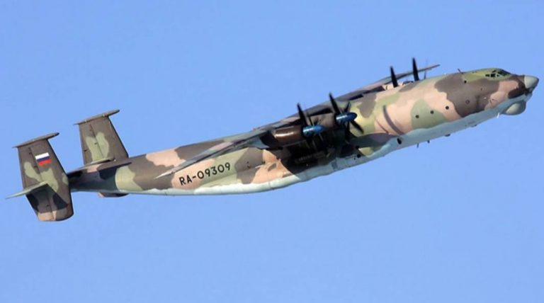 В Ивановской области разбился военно-транспортный самолет Ан-22 Минобороны РФ. Погибли все семь человек на борту.