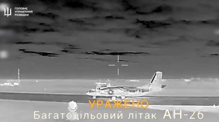 ГУР Украины сообщило об ударе по Ан-26 и двух РЛС в оккупированном Крыму: поражены самолёт и радары «Небо-М» и 64Н6Е, задействованные в системе ПВО РФ.