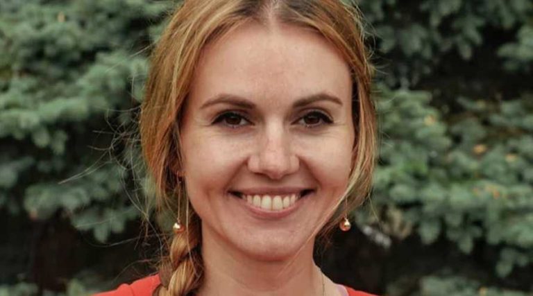 В Киеве проходят обыски у народного депутата Ганны Скороход, подозреваемой в получении крупной взятки. Следственные действия продолжаются.