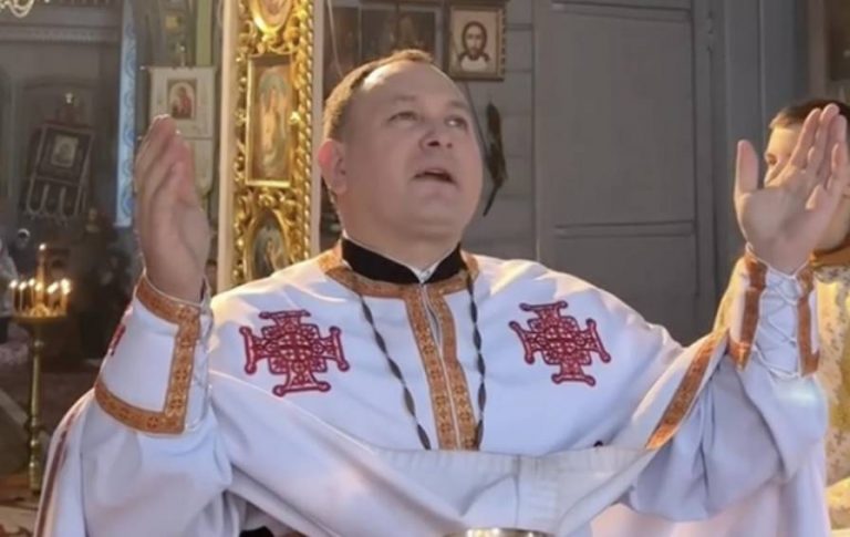 Священник с тремя законными бронями от мобилизации Алексей Филюк получил повестку после похорон военного, продолжая духовную поддержку армии.