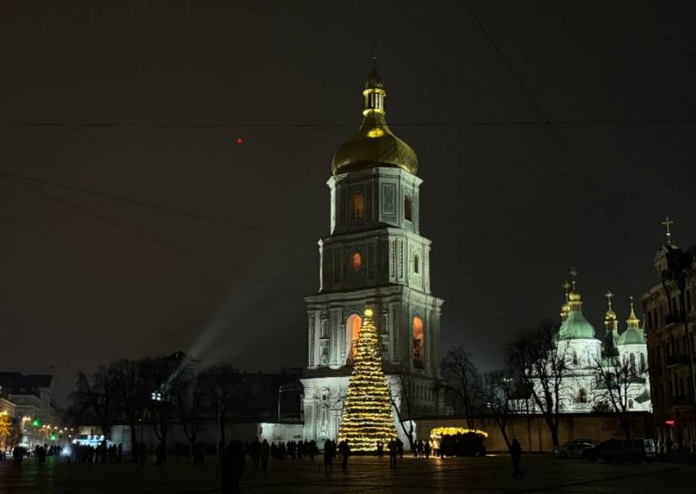 В Украине в новогоднюю ночь запрещены фейерверки и петарды. Разрешены только хлопушки и бенгальские огни, полиция усилила патрулирование.