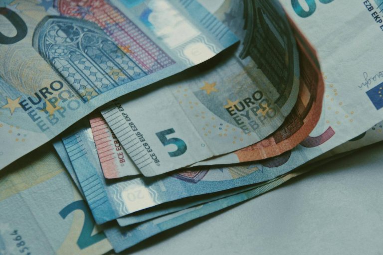НБУ установил официальный курс валют на 22 апреля 2026 года: доллар вырос до 44,11 грн, евро — до 51,91 грн и обновил предыдущий максимум.