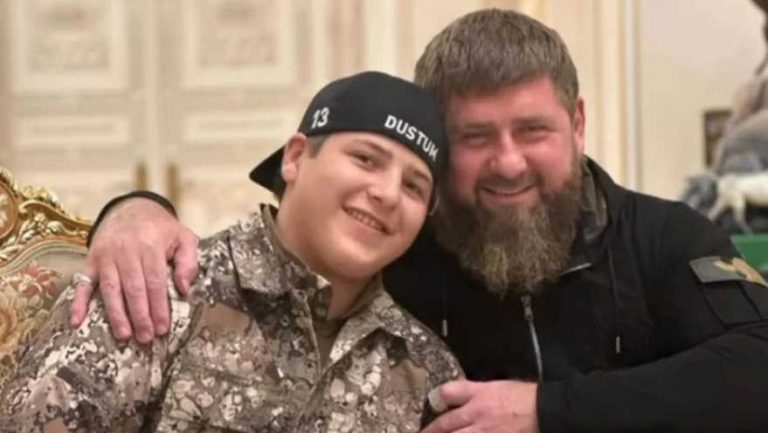 Сын Рамзана Кадырова, Адам, попал в ДТП в Грозном и госпитализирован в тяжелом состоянии; возможна эвакуация в Москву.