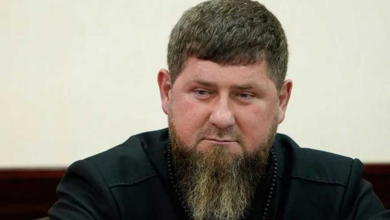 Рамзан Кадыров находится на диализе из-за отказа почек. Члены семьи прибыли в Чечню, активизируется процесс выбора возможного преемника.